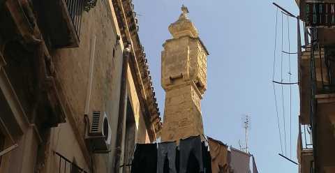 Quel curioso torrino che fa capolino su un palazzo di Bari Vecchia: che funzione aveva?